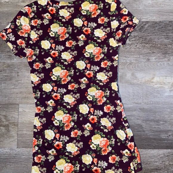 Wet Seal V-Neck T-Shirt Brown With Floral Design Size Medium .      (J) - Picture 5 of 9